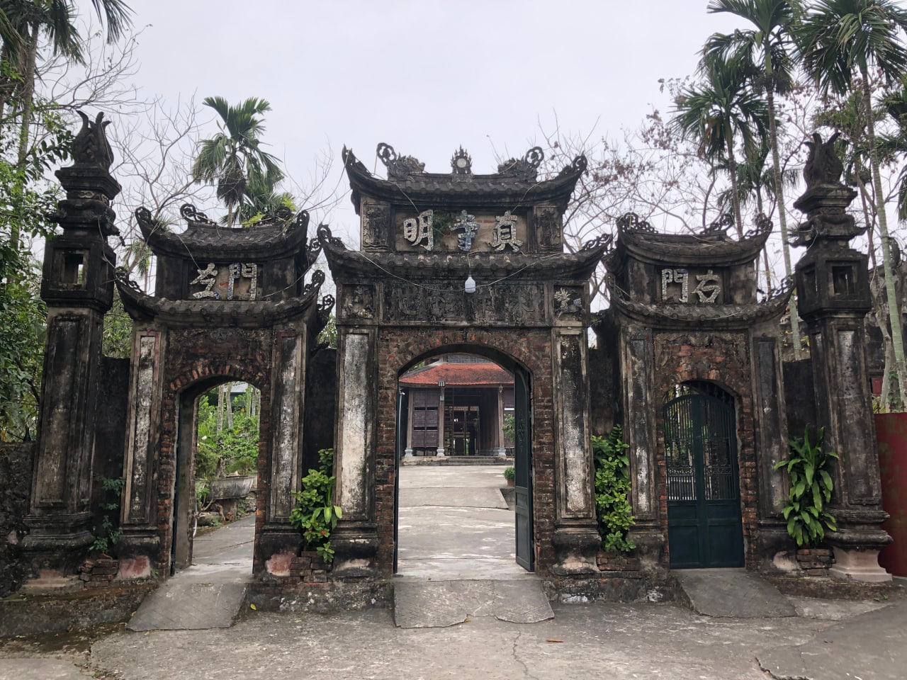 Cổng chùa làng Phương Đàn