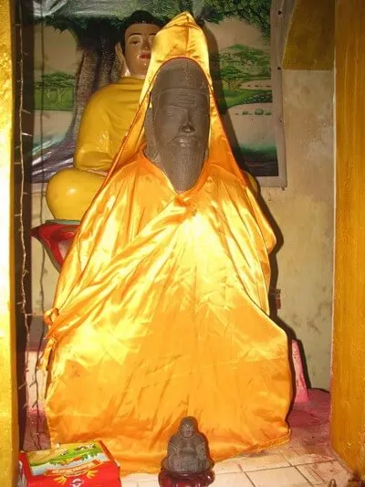 Tượng Phật Lồi là tượng thần Shiva do người Chăm tạc, có niên đại khoảng thế kỷ 11 – 13.