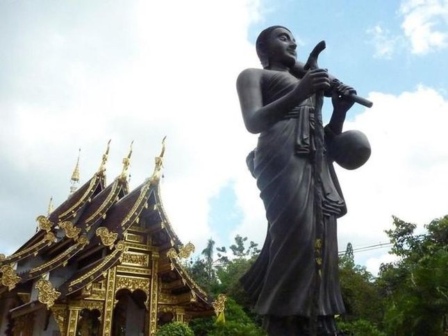 Tượng Tôn giả Sivali trước chùa Ubosot (Chedi Liam, Thái Lan)